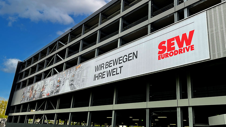 Unser bisher größter Kederrahmen+ für die Firma SEW Europe an einem Parkaus in Graben-Neudorf mit 47 m Breite und 3,70 m Höhe.