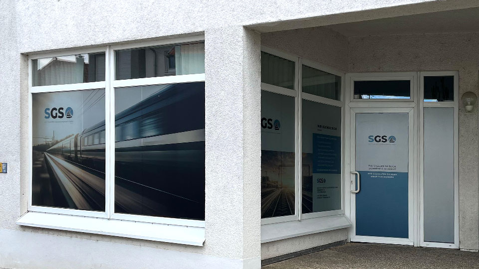 Fensterbeschriftung mit Foliendruck und Dekorfolie in Esslingen bei der Stuttgarter Gleissicherung GmbH für die Firma HHoch2.