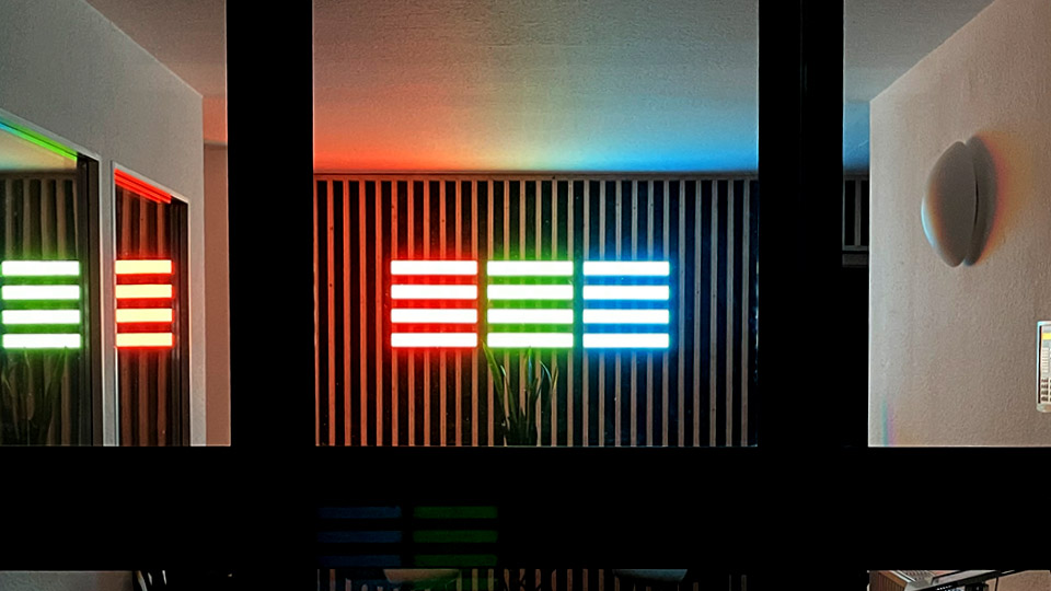 Leuchtlogo für die Firma acs medientechnik GmbH, Frontralansicht bei Nacht.
