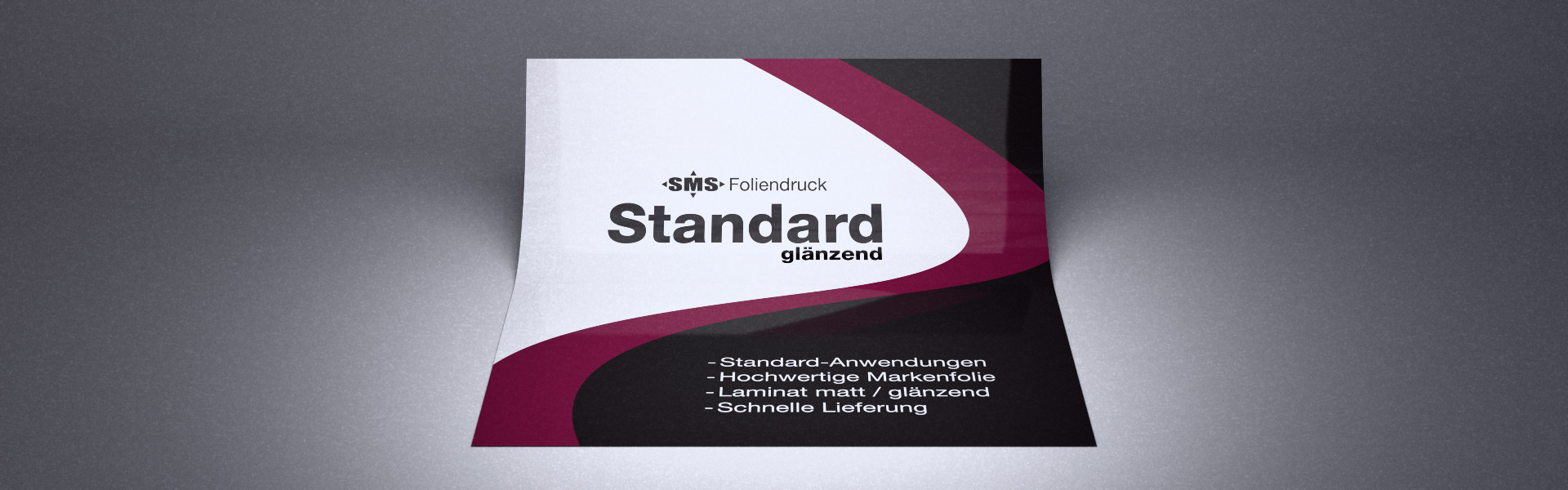 Foliendruck "Standard" auf hochwertiger weißer Klebefolie mit glänzendem Laminat veredelt.