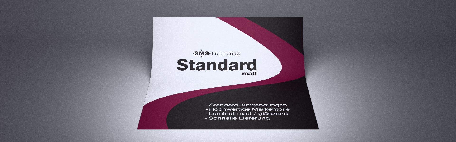 Foliendruck "Standard" auf hochwertiger weißer Klebefolie mit mattem Laminat veredelt.