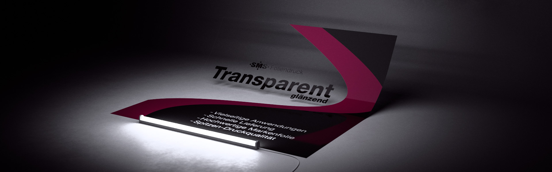 Foliendruck "Transparent" auf glänzend laminierter Marken-Klebefolie mit Frontbeleuchtung, Ansicht vorne rechts.