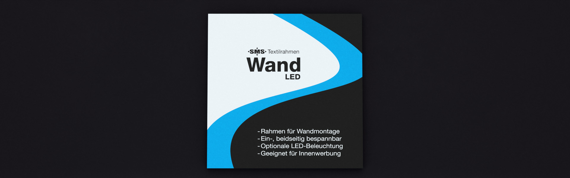 Frontansicht eines an einer Wand montierten Textilrahmen mit LED-Ausleuchtunbg, inklusive Stoffbanner.