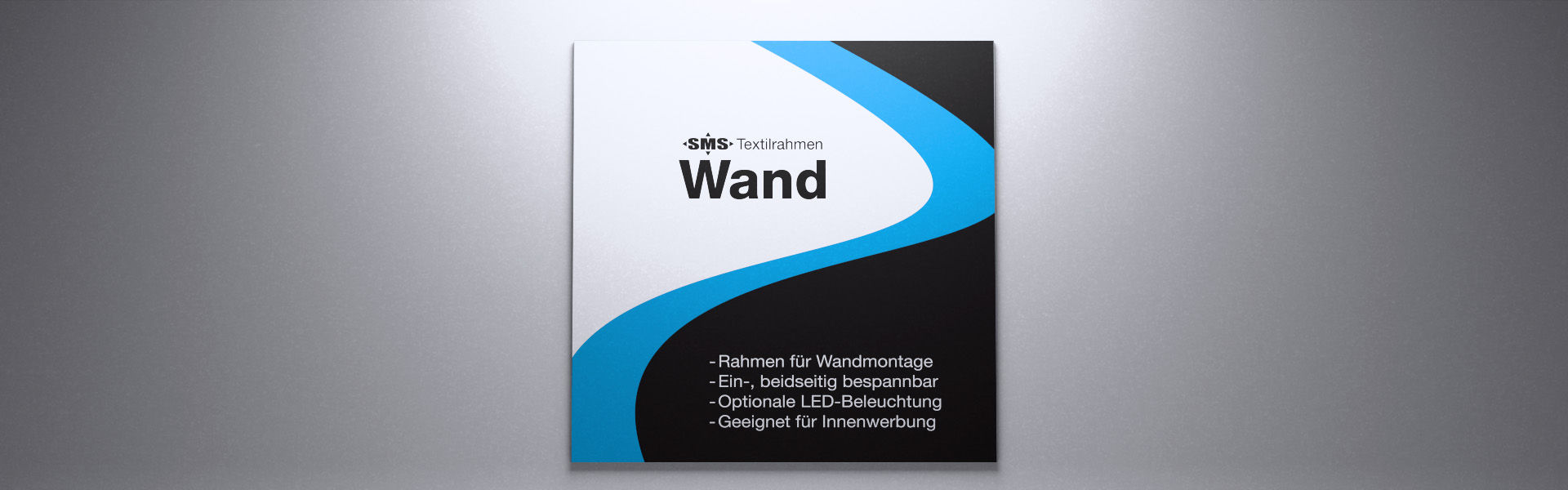 Frontansicht eines an einer Wand montierten Textilrahmen inklusive Stoffbanner.