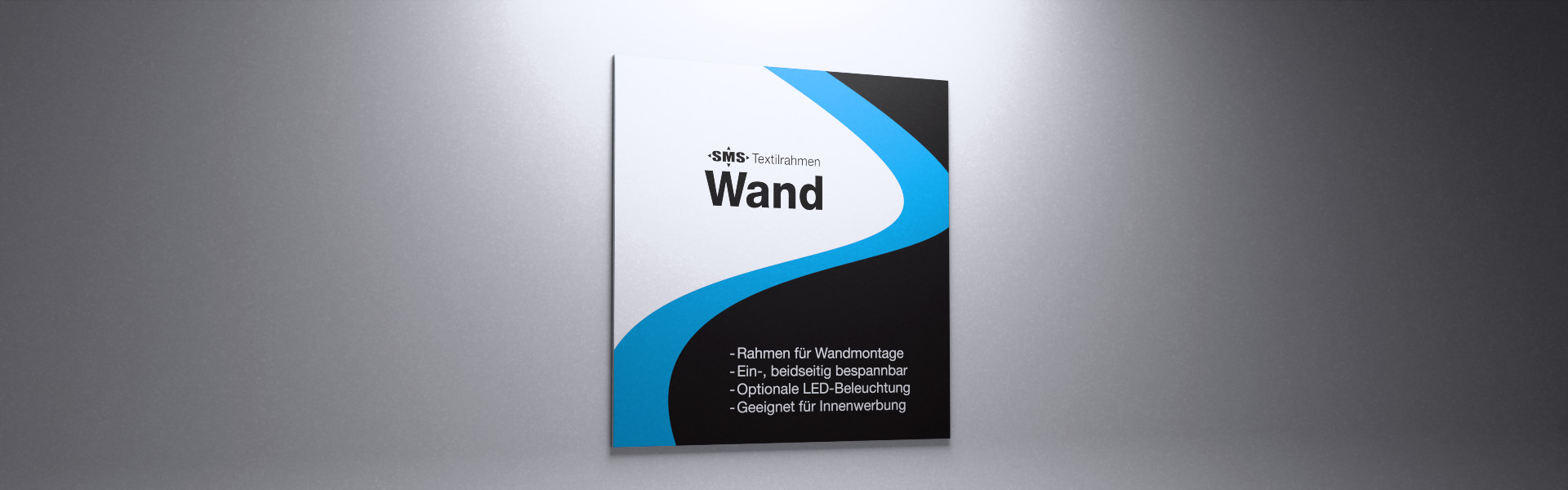 Wandmontage eines Rahmens mit eingespanntem Textildruck als Produktveranschaulichung. Ansicht vorne links.