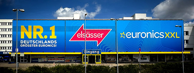 Fassadenbranding: Produkte und Dienstleistungen für die großflächige Werbung an Gebäuden und Fassaden am Beispiel eine kommerziellen Gebäudes.