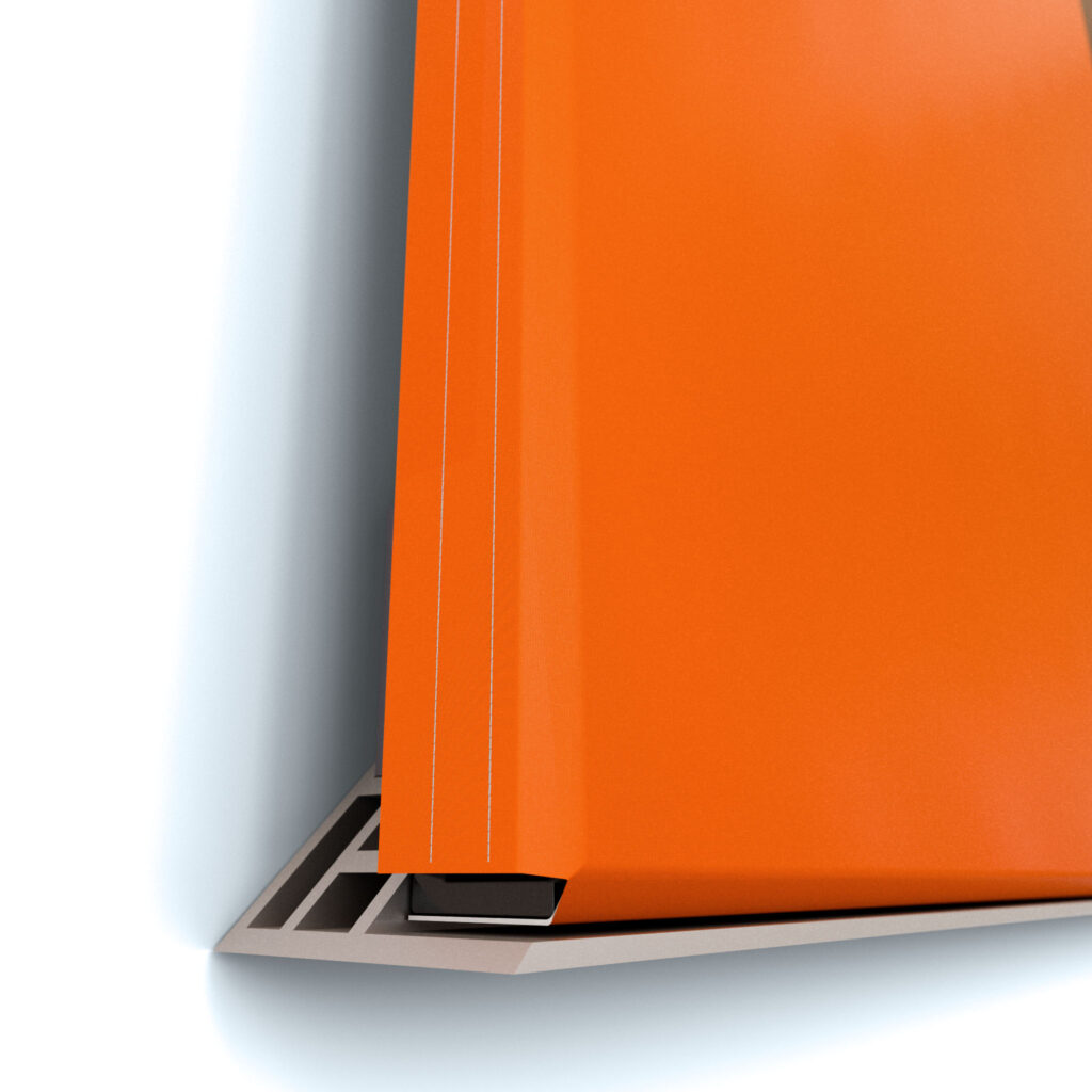 Detailaufnahme der unteren linken Ecke des Snap Frame+ mit sichtbarem Flachkeder und Eckverbinder, mit eingespannter PVC-Plane.