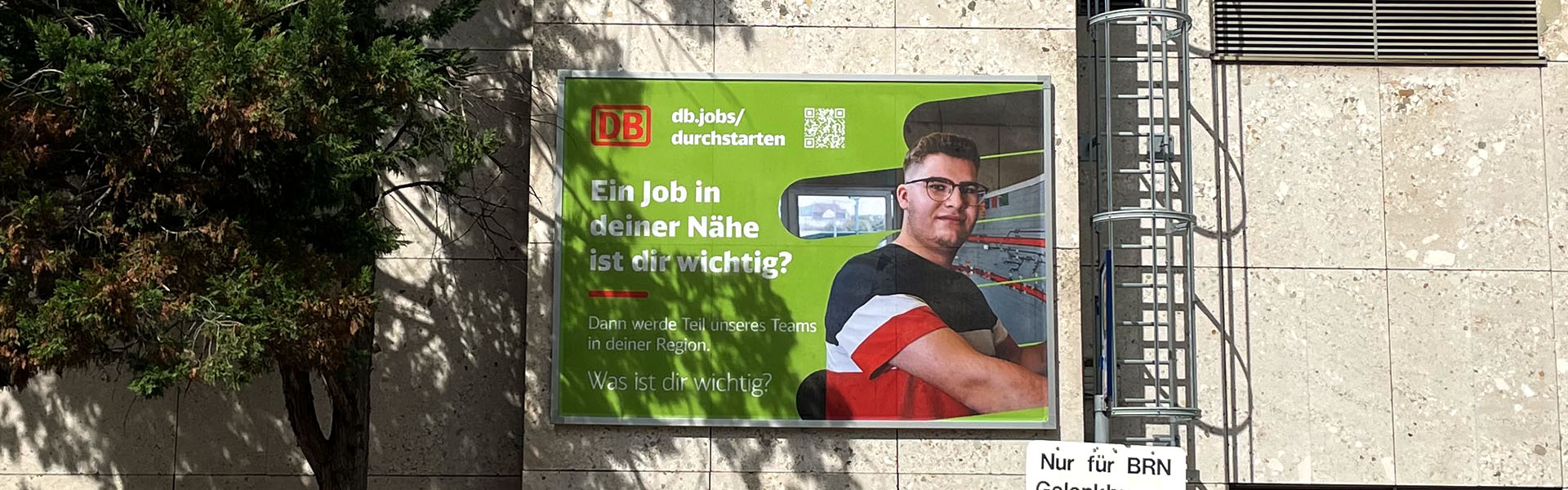 Detailansicht der Fassadenwerbung am Hauptbahnhof Frankenthal.
