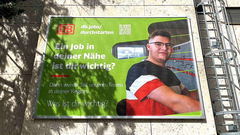Fassadenwerbung Hauptbahnhof Frankenthal mit dem Kederrahmen+ für die Deutsche Bahn. Titelbild für soziale Netzwerke.