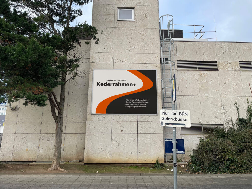 Dieses Foto zeigt das einen Teil des Gebäude des Hauptbahnhof Frankenthal, an dem ein Kederrahmen+ fotorealistisch simuliert wurde, um den Kunden einen Eindruck des fertigen Produktes zu vermitteln.
