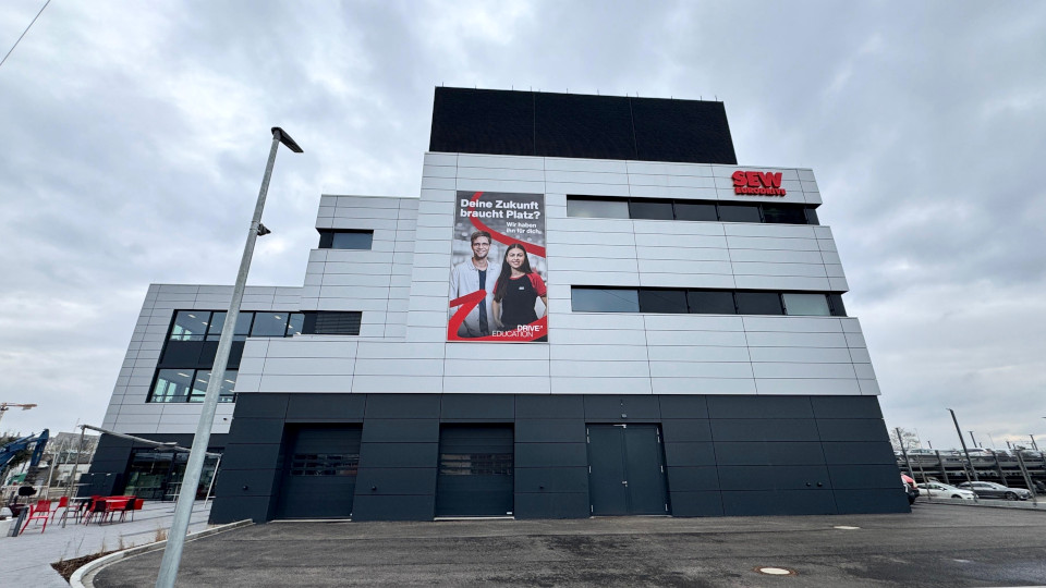 Unser Kederrahmen+ zur Befestigung einer Gebäudewerbung am SEW Eurodrive Ausbildungszentrum in Graben Neudorf.