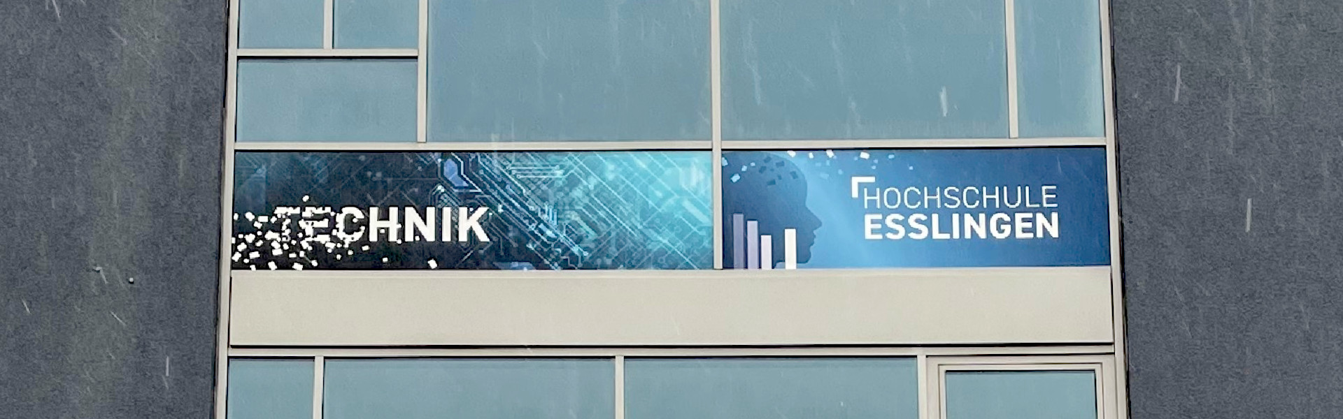 Folie Gebäudeansicht "Technik" und "Hochschule Esslingen"