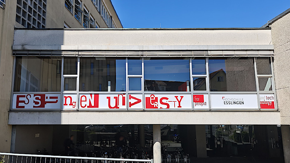 Folierungen an der Hochschule Esslingen: Fensterbeschriftung mit Klebefolien aus eigener Produktion