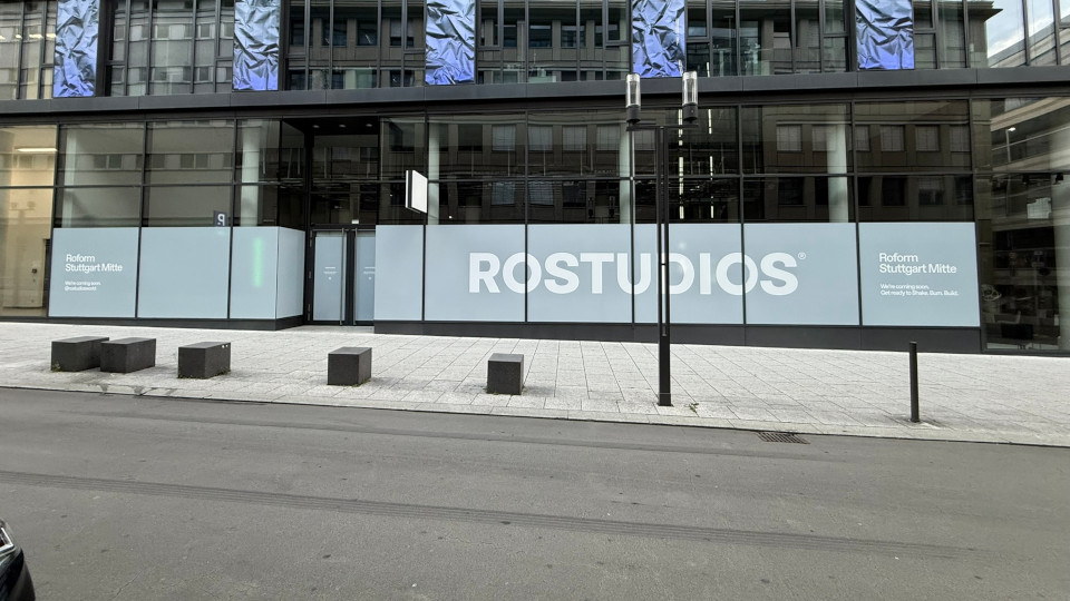 Großflächige Folierung der Schaufenster-Strorefront des Roform Studios in Stuttgart-Mitte.