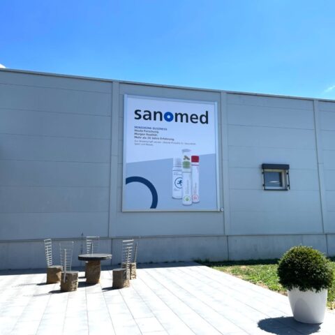 bannerwerbung-fassadenwerbung-werbelifter-sanomed-voehringen-2-800px-800px