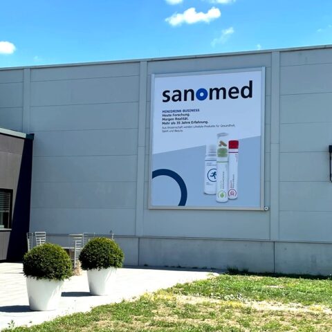 bannerwerbung-fassadenwerbung-werbelifter-sanomed-voehringen-3-800px-800px