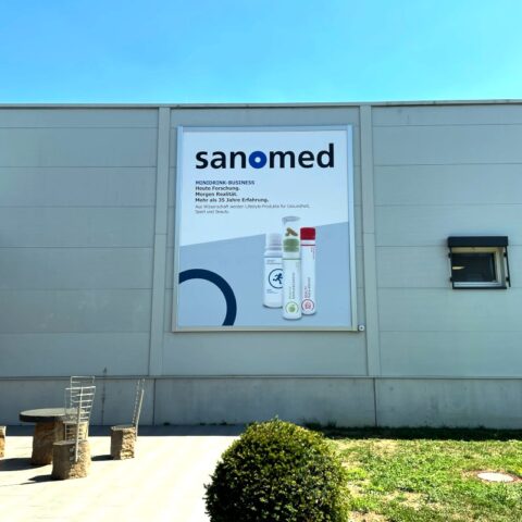 bannerwerbung-fassadenwerbung-werbelifter-sanomed-voehringen-4-800px-800px