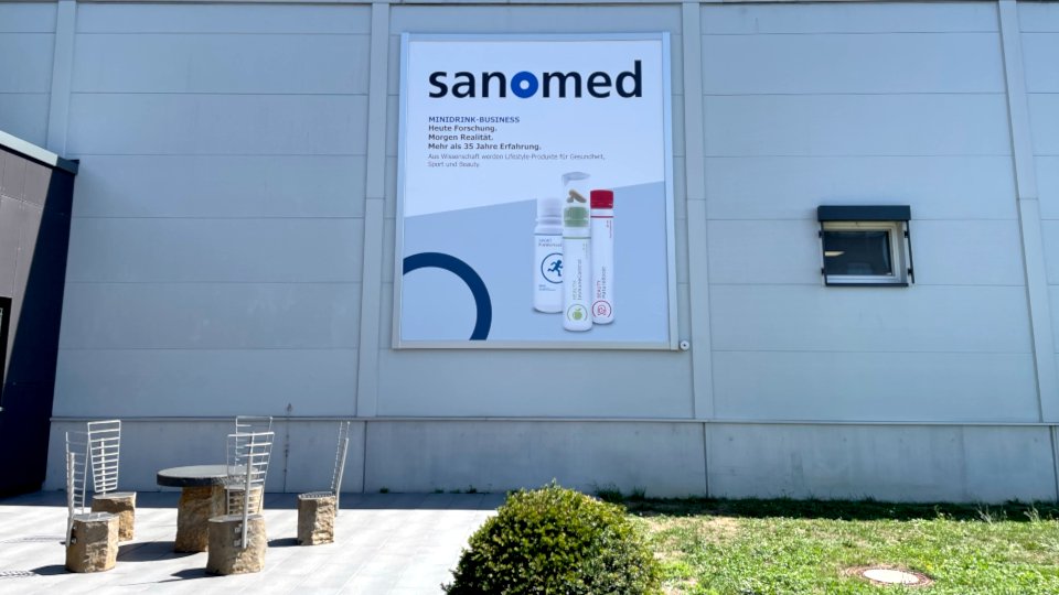 Fassadenwerbesystem Werbelifter+ für SANOMED, Vöhringen im schönen Bayern.