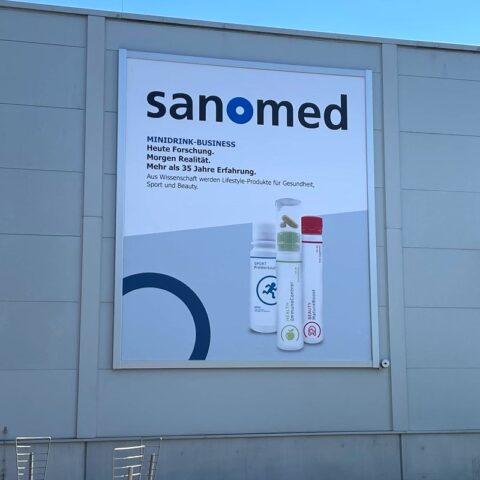 bannerwerbung-fassadenwerbung-werbelifter-sanomed-voehringen-nahaufnahme-800px-800px