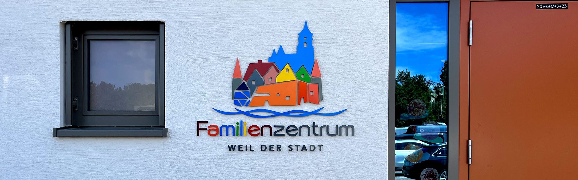 Lieferung und Montage eines 3D-Logos am Familienzentrum der katholischen Sankt Peter und Paul Gemeinde in Weil der Stadt, Frontansicht.