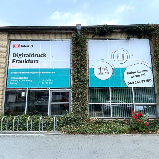 Bannerbefestigung für die Digitaldruckerei der Deutschen Bahn in Frankfurt am Main.