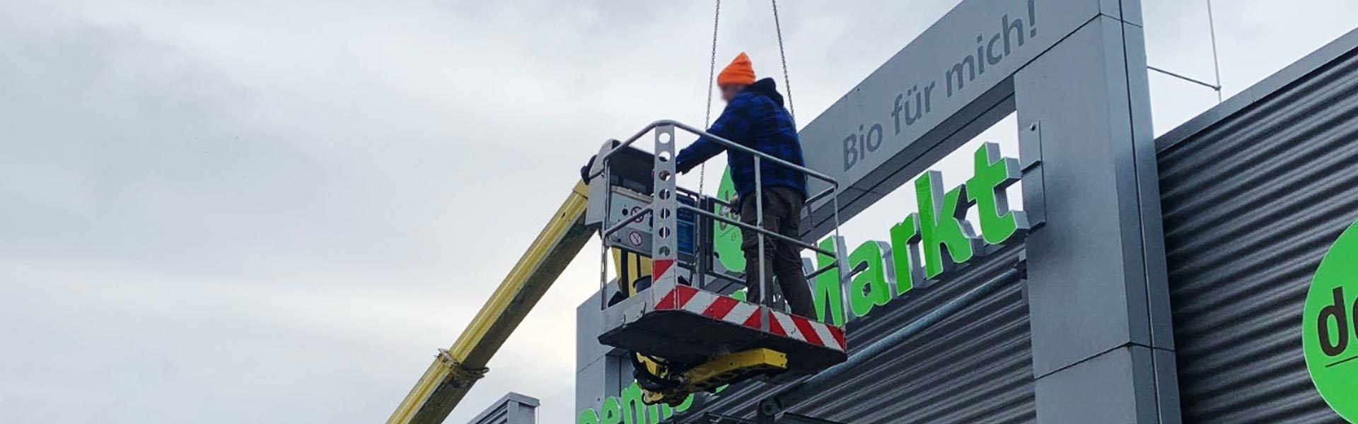 Entsorgung von Werbeanlagen inklusive Demontage, Abtransport und Wertstofftrennung für das Recycling