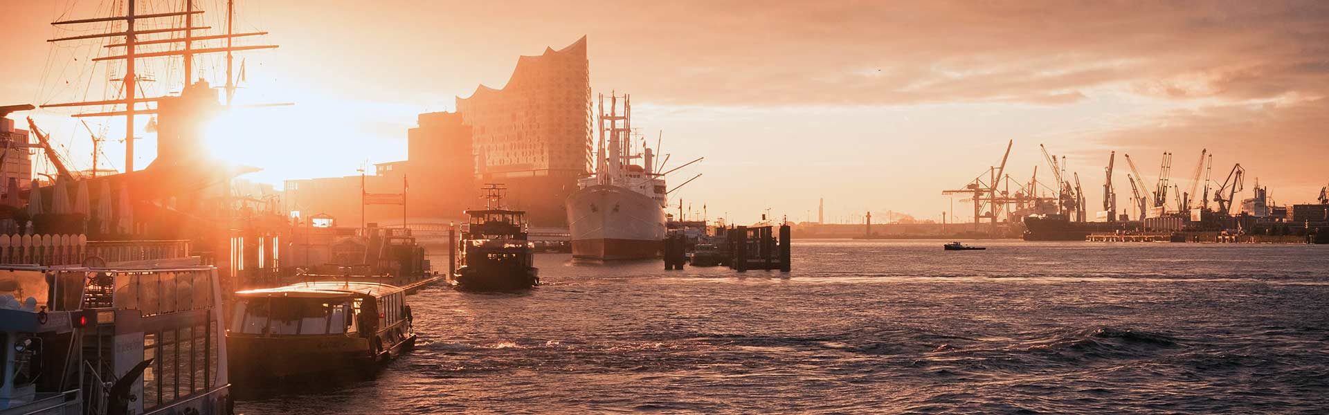 Fassadenwerbung Hamburg: Werbesysteme zur Befestigung von Werbebannern inklusive Montage