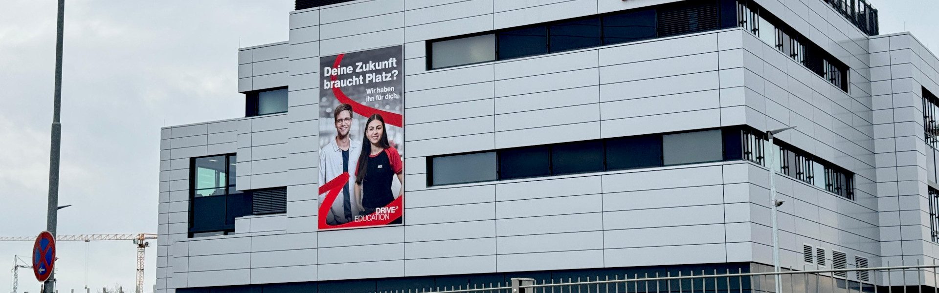 Kederrahmen+ AM Ausbildungszentrum SEW Eurodrive Graben Neudorf, seitliche Ansicht rechts, vergrößert.