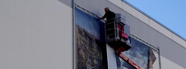 Montage von Werbeanlagen aller Art: Banneranlagen, Lichtwerbung, Werbetürme und Beschilderungen