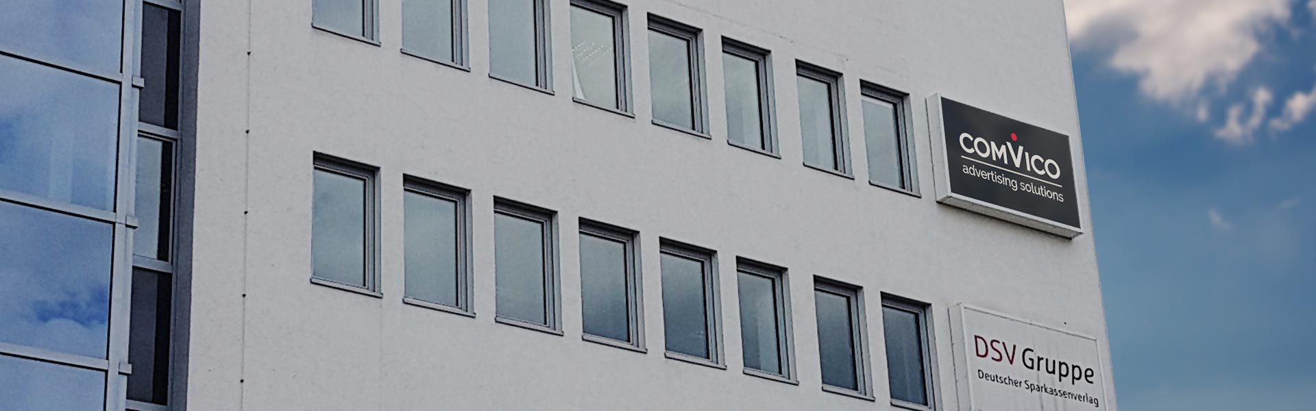 Gereinigte und gewartete Lichtwerbung an einer Fassade