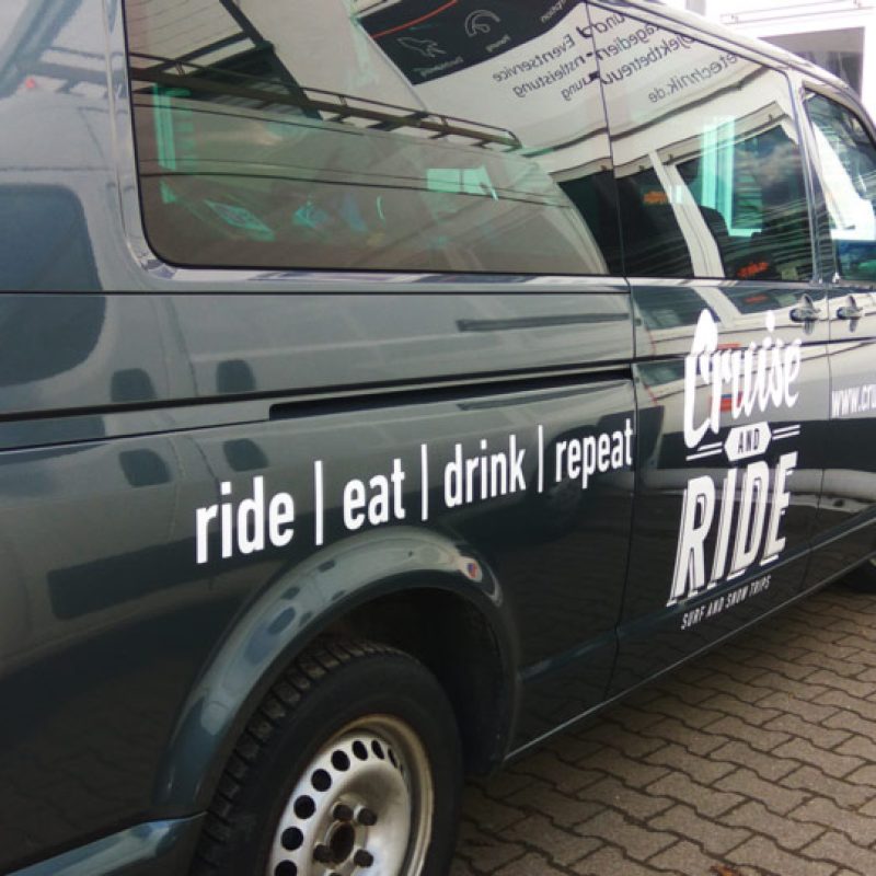 Werbung auf Fahrzeugen mit Logos und Schriftzügen durch die Fahrzeugbeschriftung (Autofolierung)